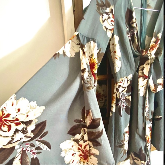 ROMPER❤️ Fashion Nova Romper! Floral Romper! - Picture 2 of 4